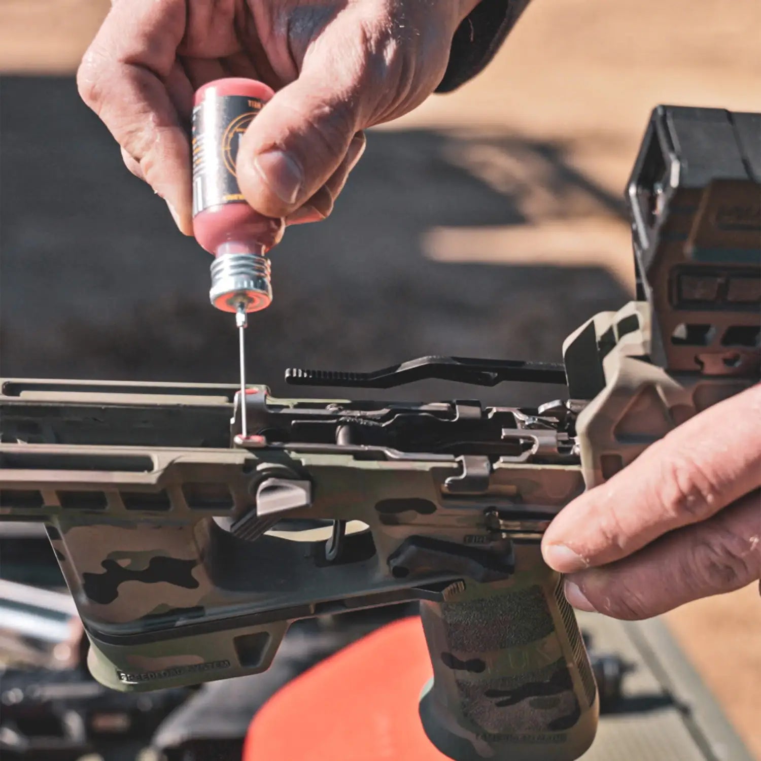 AR-tyyppisen aseen öljyäminen Gun Butter -voiteluaineella – synteettinen ja tarkka annostelu